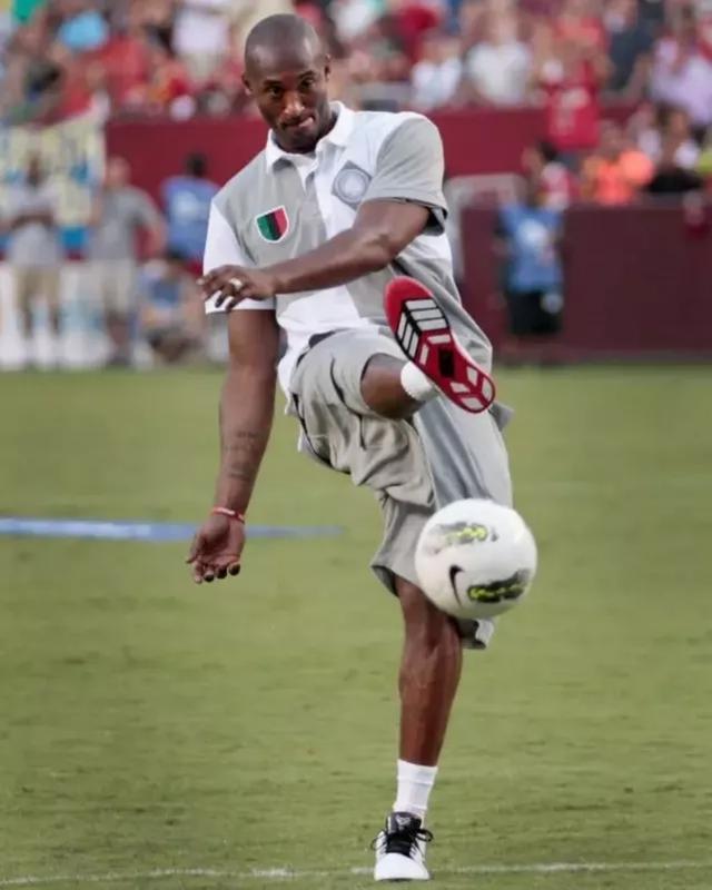 篮球NBA球队球员转会谈判进行中（NBA多队球员转会谈判正酣）