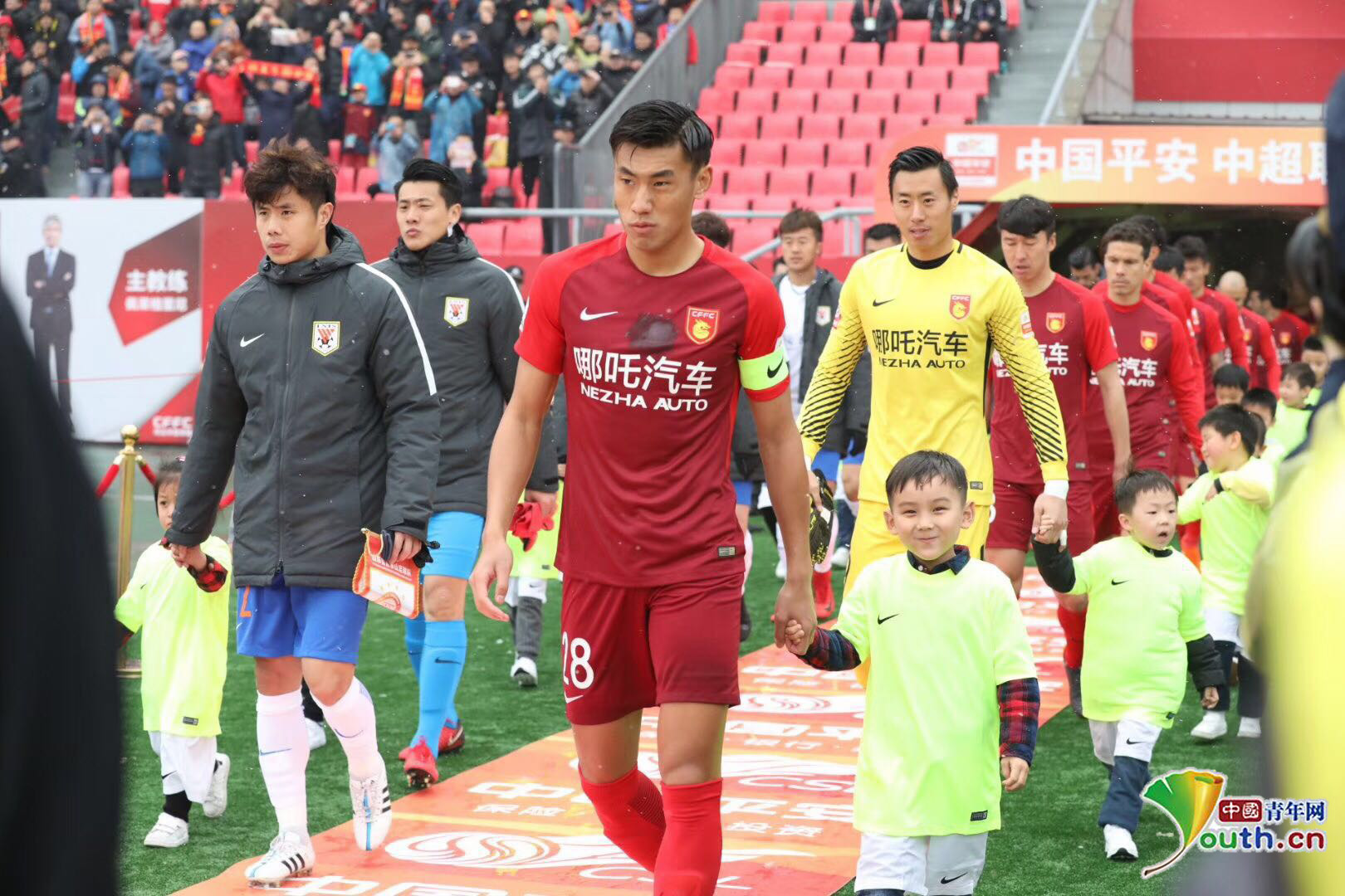 慎入，尼日利亚超比赛中一球员被对方球迷冲进场内割喉（慎入：尼日利亚联赛惊魂，对方球迷闯入赛场割喉球员）