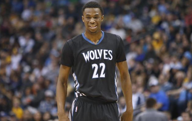 詹姆斯篮下强打稳定胜局（詹姆斯内线强攻锁定胜利）