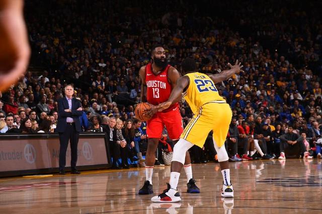 表现糟糕！武切维奇面对波斯特13投仅4中得9分6板3助 三分6中1（手感低迷！武切维奇对阵波斯特13投仅4中，9分6篮板3助攻，三分6投1中）