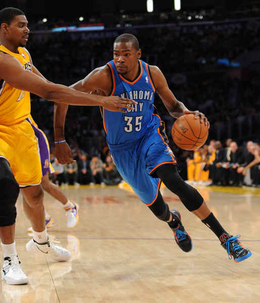 攻防一体！切特半场三分3中3轰13分5板3盖帽（攻守兼备！切特半场三分3投全中，砍下13分5篮板3封盖）