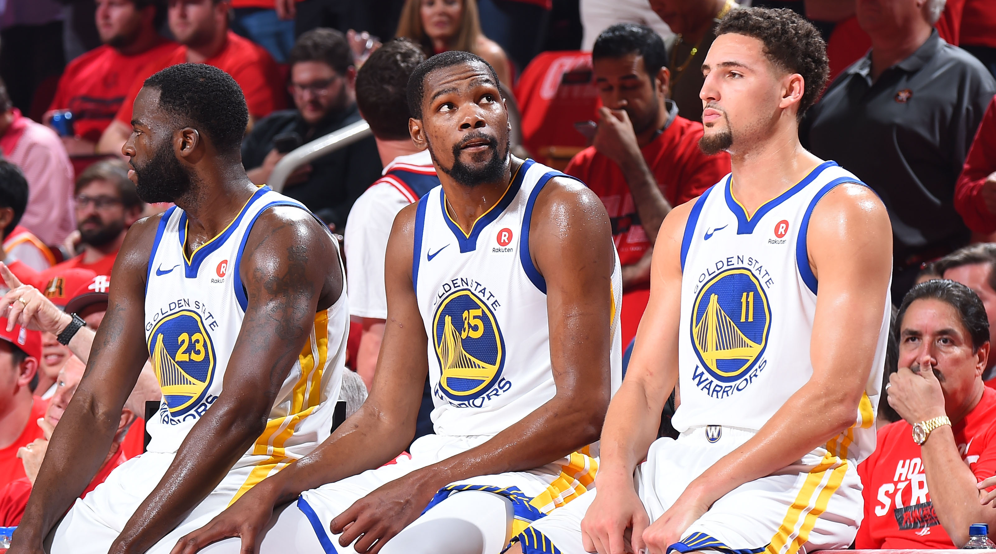 湖人这首发能看？五个人全没防守，艾顿态度消极，难怪更衣室矛盾（湖人这套先发靠谱吗？五人防守形同虚设，艾顿态度低迷，难怪更衣室问题频发）