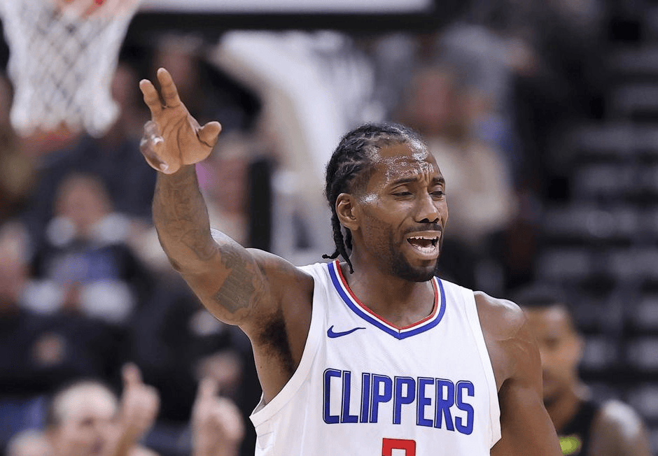 姆巴佩晒手拿全场MVP奖杯和比赛用球照片：团结一致✊🏽（姆巴佩晒照：手捧全场最佳奖杯与比赛用球，团结一心✊🏽）